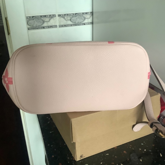 Lv purse by the pool - Picture 2 of 9